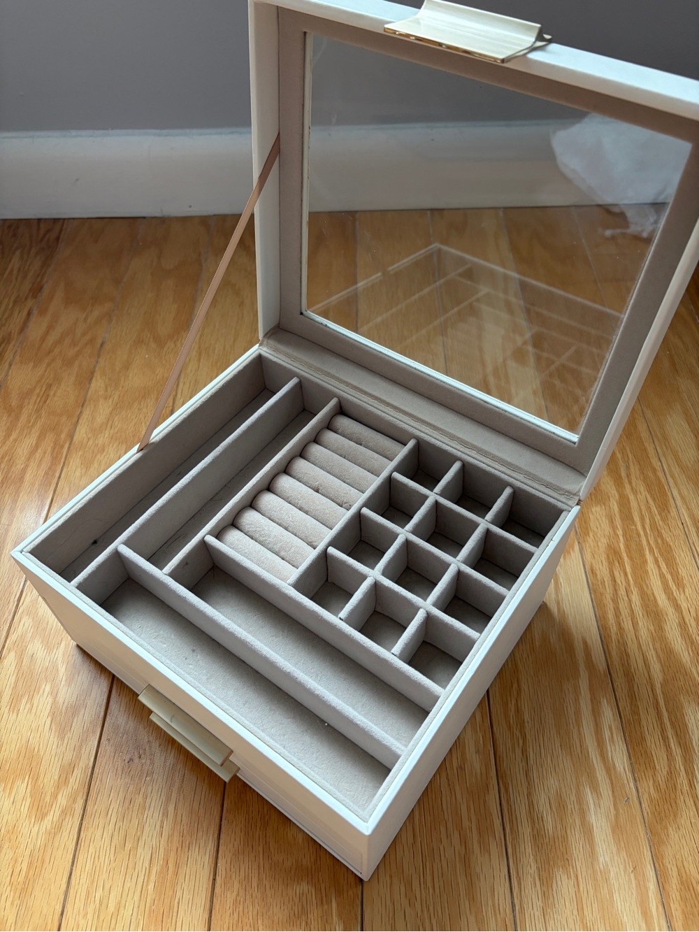 Cream Jewelry Organizer with Multi-Compartment Storage